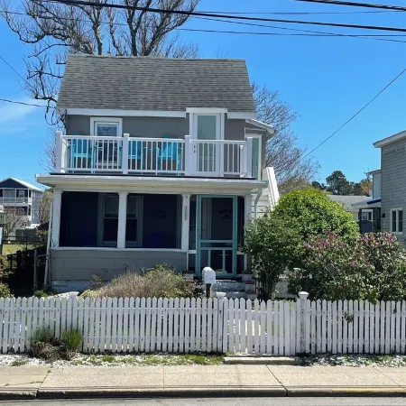 Oysterhaven Cottage with partial Water views! New balcony! Close to Fairgrounds!