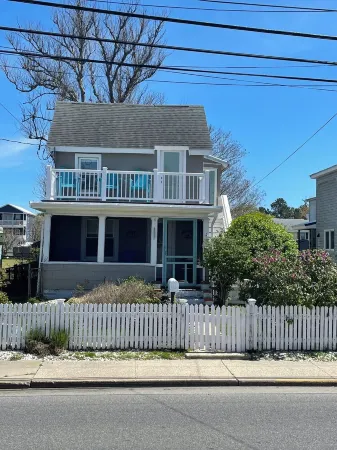 Oysterhaven Cottage with partial Water views! New balcony! Close to Fairgrounds!