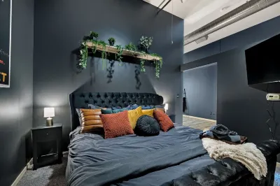 Huge King Bed Loft Downtown - Balcony - Grocery - Brewery - Court Ave Nightlife