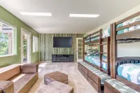 Modern Sunriver Luxury Home with Fenced Turf Pet Yard, Large Kids Room, SHARC !! - balcón