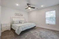 Central location - Dog Friendly w/ YARD3 鄰近Aviation Square Shopping Center的酒店