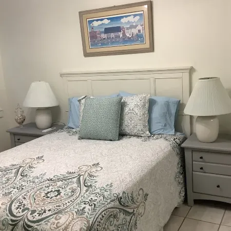 Uptown quiet cottage close to beaches, restaurant & shopping.