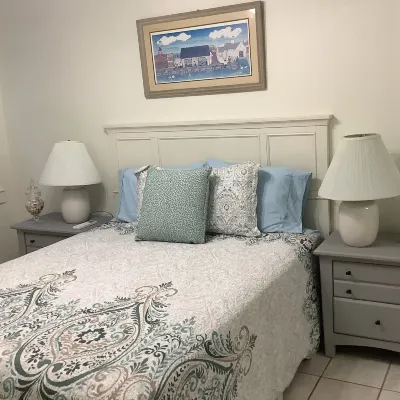 Uptown quiet cottage close to beaches, restaurant & shopping.