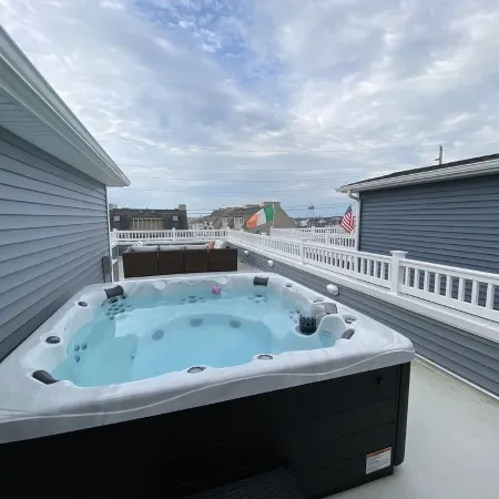Luxury Multi Floor Single Family with Roof Deck & Hot Tub 4/5 Bedrooms 3.5 Baths
