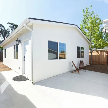 Private Guest House with Full Kitchen, 30 minutes to L.A Beach