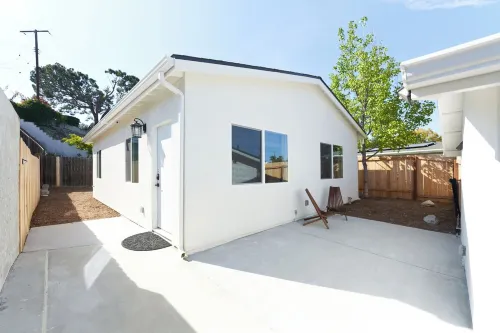 Private Guest House with Full Kitchen, 30 minutes to L.A Beach