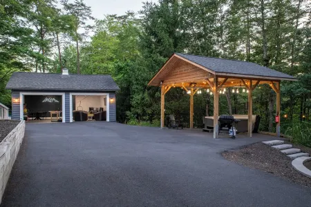 The Hideaway l 4 BR l Hot Tub l Fire Pit l Game Room l .5 miles to Bryce Resort Отели в г. Басай