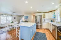 Comfy Cape Home: Close to Mayflower Beach, golf course, and Downtown