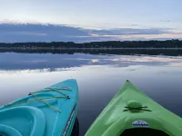 Cheerful lakefront cottage with kayaks and fire pit
