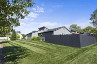 3 Bedroom Ranch Home w/ fenced back yard and deck. Hotels near DSW Designer Shoe Warehouse