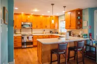 Charming 4bdrooms I 2.5 bath I Free Parking I 1 block from Wedding Venue