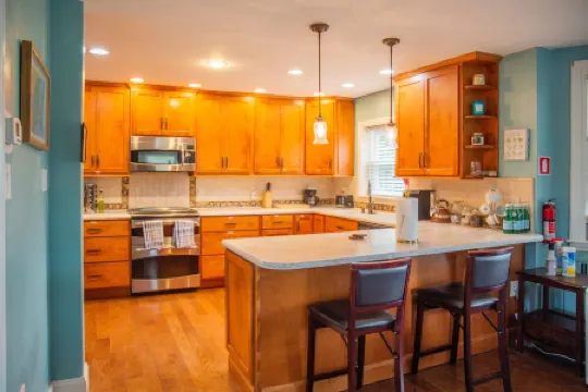 Charming 4bdrooms I 2.5 bath I Free Parking I 1 block from Wedding Venue