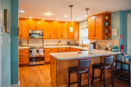 Charming 4bdrooms I 2.5 bath I Free Parking I 1 block from Wedding Venue