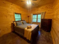 Peaceful Mountain Escape with Hot Tub, Fire Pit, Year-Round Views, Stream Sounds