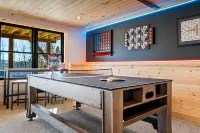 New Chalet: 8 mi to Sunday River+Pano Views+Hottub+Sauna+Dogok