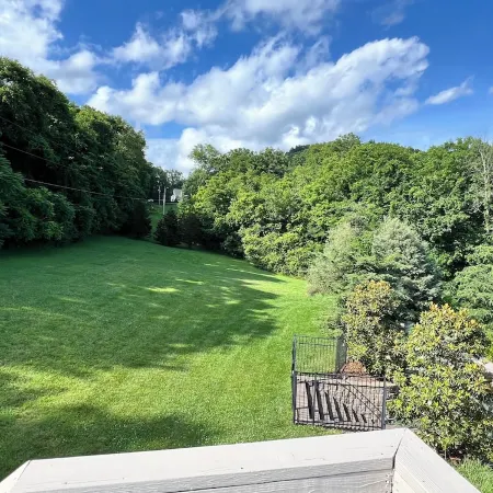 The best of Franklin! Beautiful listing on private acreage & minutes to downtown