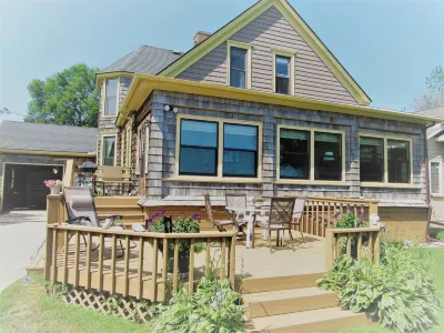Waterfront Retreat on Lake Michigan - Available Dates for Summer & Fall