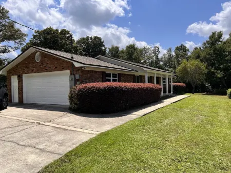 Private 3 Bed, 2 Bath Home on 1 Acre with a Fireplace Отели в г. Кантонмент