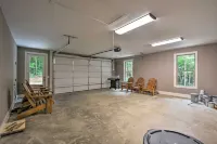 Stunning Woodsy Retreat w/ Hot Tub + Firepit Near Vineyards/Orchards/Downtown