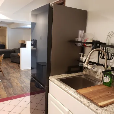 Cozy 1-bedroom apartment with WiFi, AC in gorgeous Chicago Отели рядом с достопримечательностью «Музей науки и промышленности»