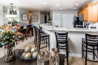 8104 Towers, Beautiful Condo! Quiet! Elevators, Indoor/Outdoor Pools. Free Wifi