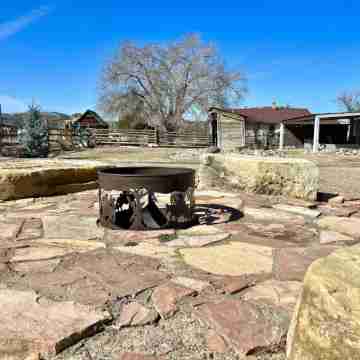Hole in the Rock Inn - Newly remodeled for post adventure relaxation! Hotel Exterior