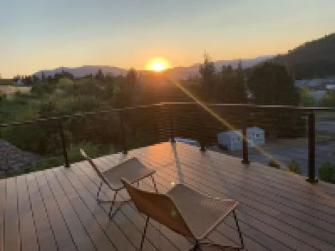 Get Away to White Salmon; Hot Tub, Pickle-Ball, Basketball, Fitness Room & More!