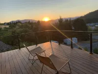 Get Away to White Salmon; Hot Tub, Pickle-Ball, Basketball, Fitness Room & More! 화이트 새먼 호텔