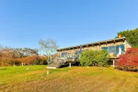 Menemsha Pond views & access! Mid-century renovated beach house. Dogs welcome.