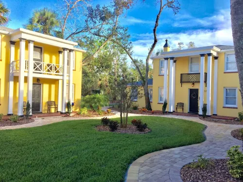 C6, Romantic apartment in city center, Flagler location, near beaches, parking!