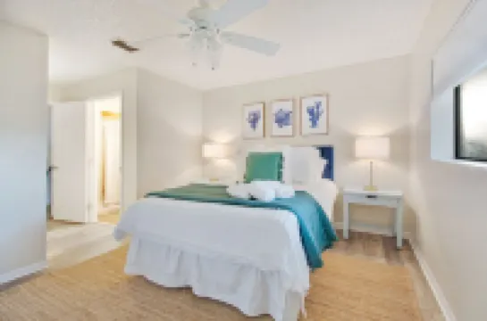 Sleeps up to 8 - Free Parking - Heated Pool - Steps to Beach - Close to Downtown