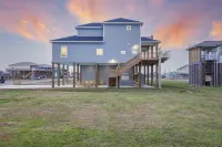 5bed/5bath - Sleeps 22 - short walk to Beach, Crystal Beach TX