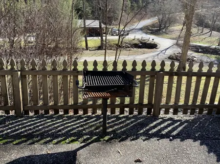 Creek Front Family Getaway in the Great Smoky Mountains with Hot Tub