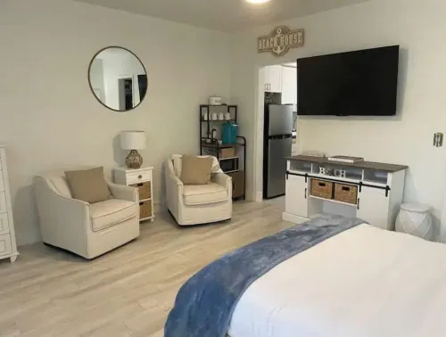 Cozy and Bright Beach Retreat