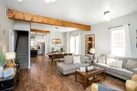 The Rustic Rose - 4 Bedroom House w/ Hot Tub Near Downtown