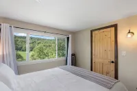 Spacious Family Getaway 10Min to Mt Snow w. Firepit, BBQ, King Bed