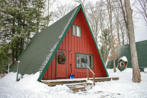 Cozy 3-bedroom cabin near beautiful Harbor Springs