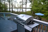 Great home for holidays! Large kitchen, firepit & hot tub, beautiful water views