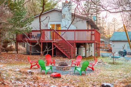 Practically Lakefront Family&Pet Friendly Poconos Perfection w/Hottub Отели в г. Танкханнок Тауншип