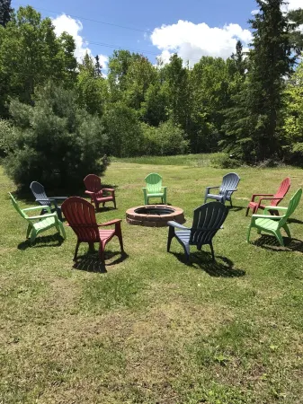 3 BR 2 BA Sleeps 11-Beautiful & 1/2 mile from trails, close to all sights, Wi-Fi
