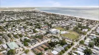 Walk to Ocean Updated and modern quiet 2 Bedroom beach house