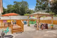 Coco House rental home sleeps 6, ample outdoor seating, jacuzzi and a golf cart! Hotels near Kilroy Lake