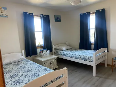 Avon NC OBX Dog-Friendly Home  - Short walk to the Beach or Sound - PARK PLACE