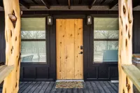 Cabin w/ hot tub and fire pit close to town & wine