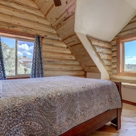 Gorgeous 5 Bedroom Log Cabin for your ALL YEAR relaxation by Zion National Park