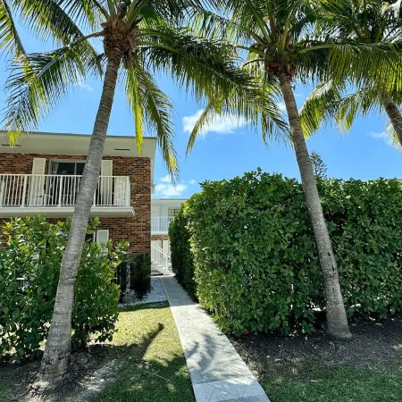 Charming Cozy Apt - Walk to Beach - Pool - Key Biscayne