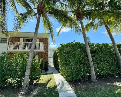 Charming Cozy Apt - Walk to Beach - Pool - Key Biscayne Hotels in Key Biscayne
