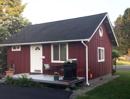 Cute Cottage Close To Town and Bike Trails - Kitchen