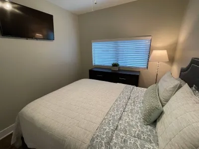 Mid-City Loft / Lovely & Safe 2 bed / 2 bath Hotels near Lafayette