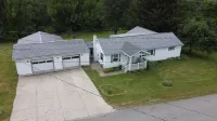 "Cloud Vine" 4-bedroom home in Erie County's North East, PA! Easy access to all!